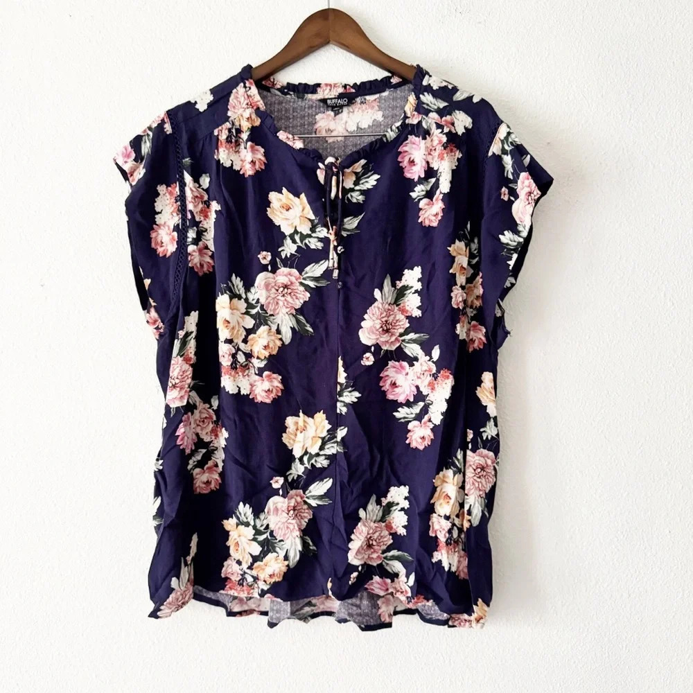 Buffalo Flutter Sleeve Floral Split Neck Top Navy Blossoms XXL Womens Spring - Picture 2 of 16